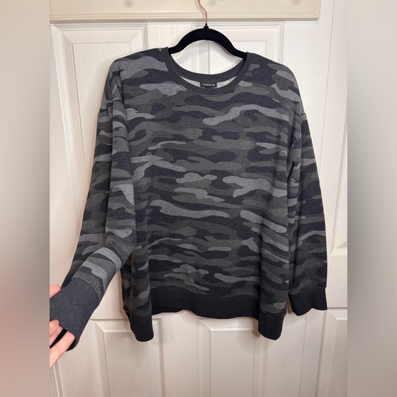 LIKE NEW Torrid Drop Shoulder Pullover Sweatshirt in Camo Black - Picture 2 of 7